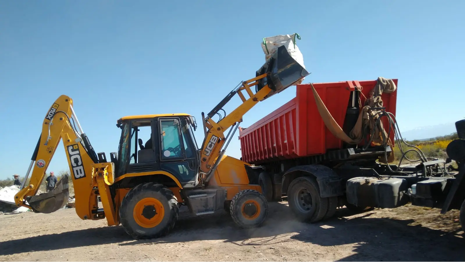 Operaciones de retroexcavadora en zona precordillerana